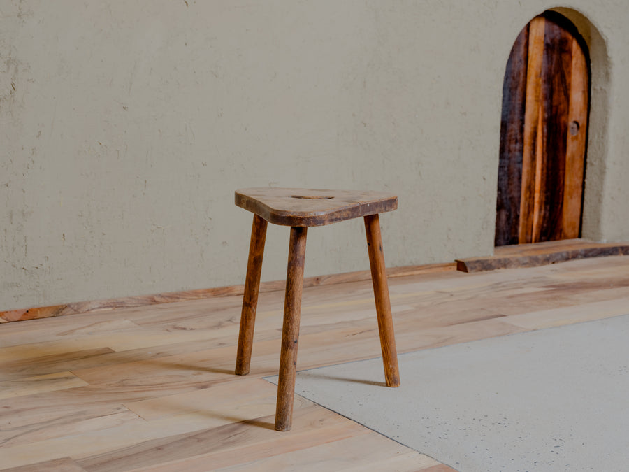 Noemi Stool
